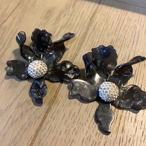 Woman’s. Lillies black earrings